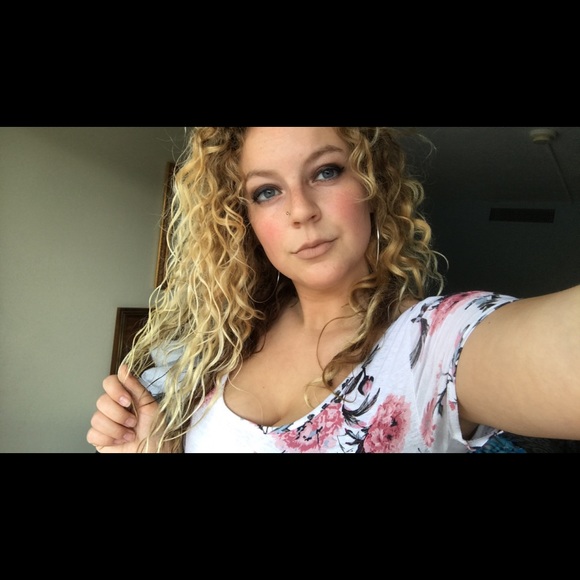 Meet your Posher, Hannah - Picture 2 of 2